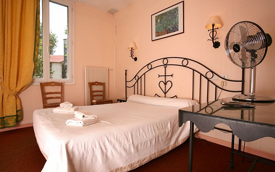 Hostellerie De La Source Arles Exterior photo